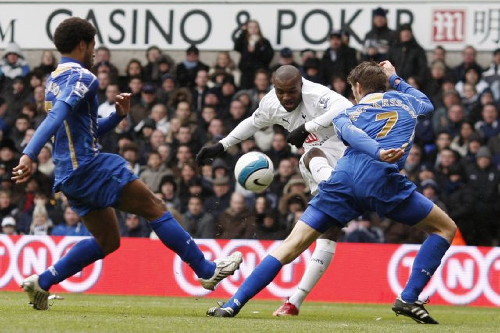 Darren Bent var maðurinn á bakvið sigur Tottenham og hér …