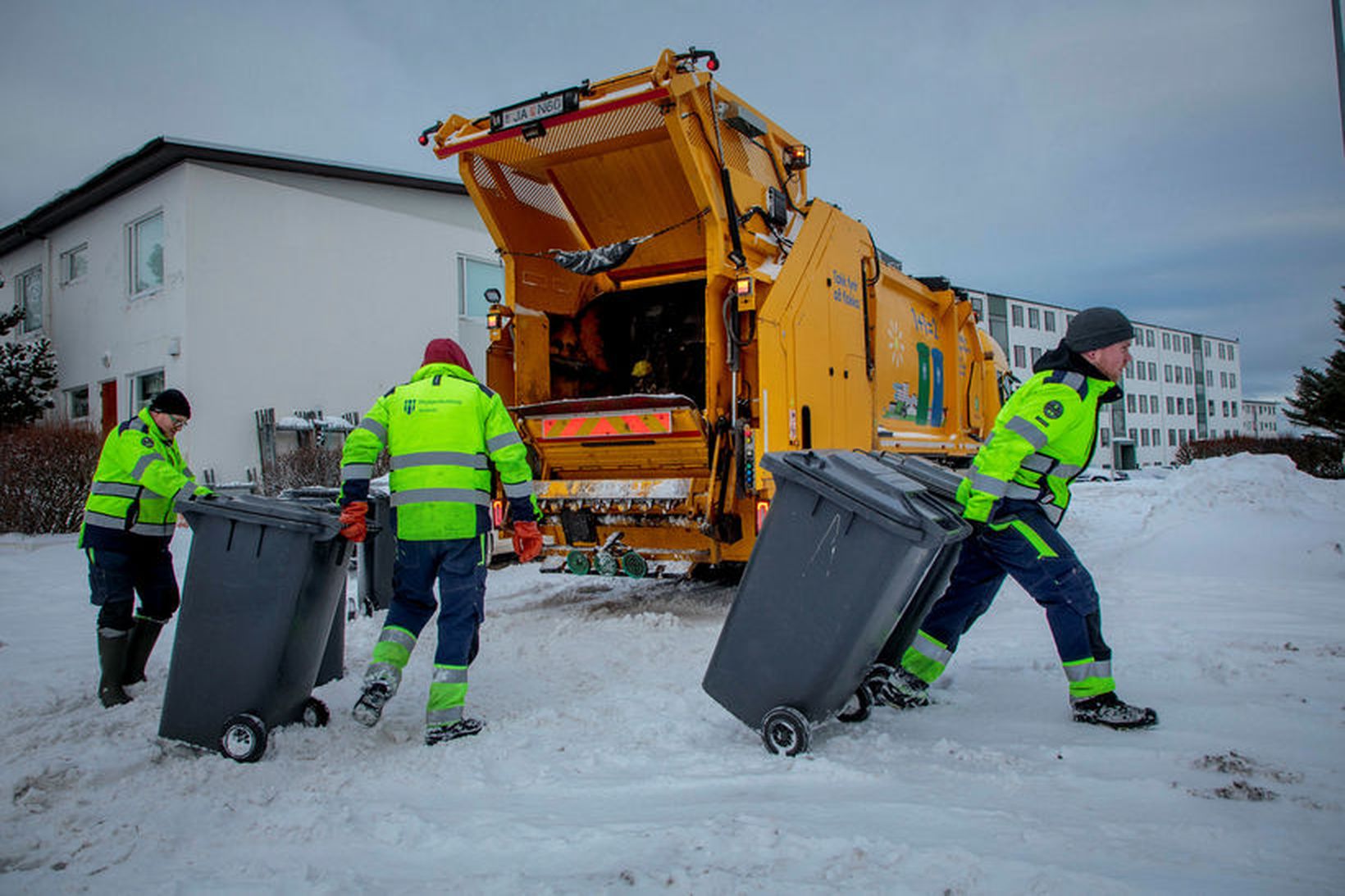 Sorphirðumenn eru fjórir eða fimm saman á bíl. Á snjóþungum …