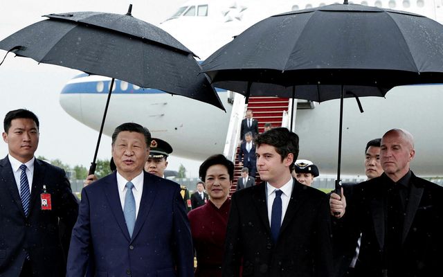 Forseti Kína lenti á Orly-flugvelli í París fyrr í dag. Xi Jinping til vinstri og …