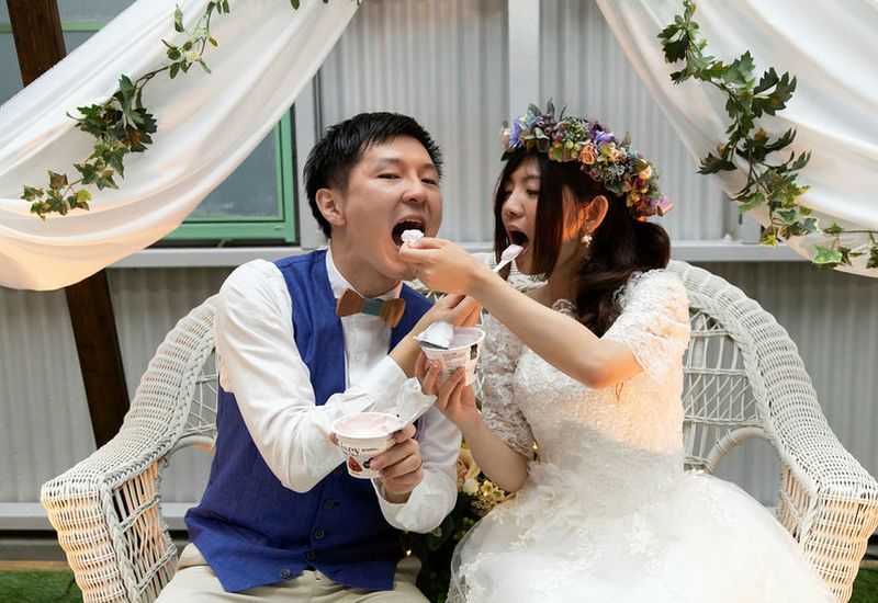 Nori and Asaki fed each other skyr at their Japan wedding.