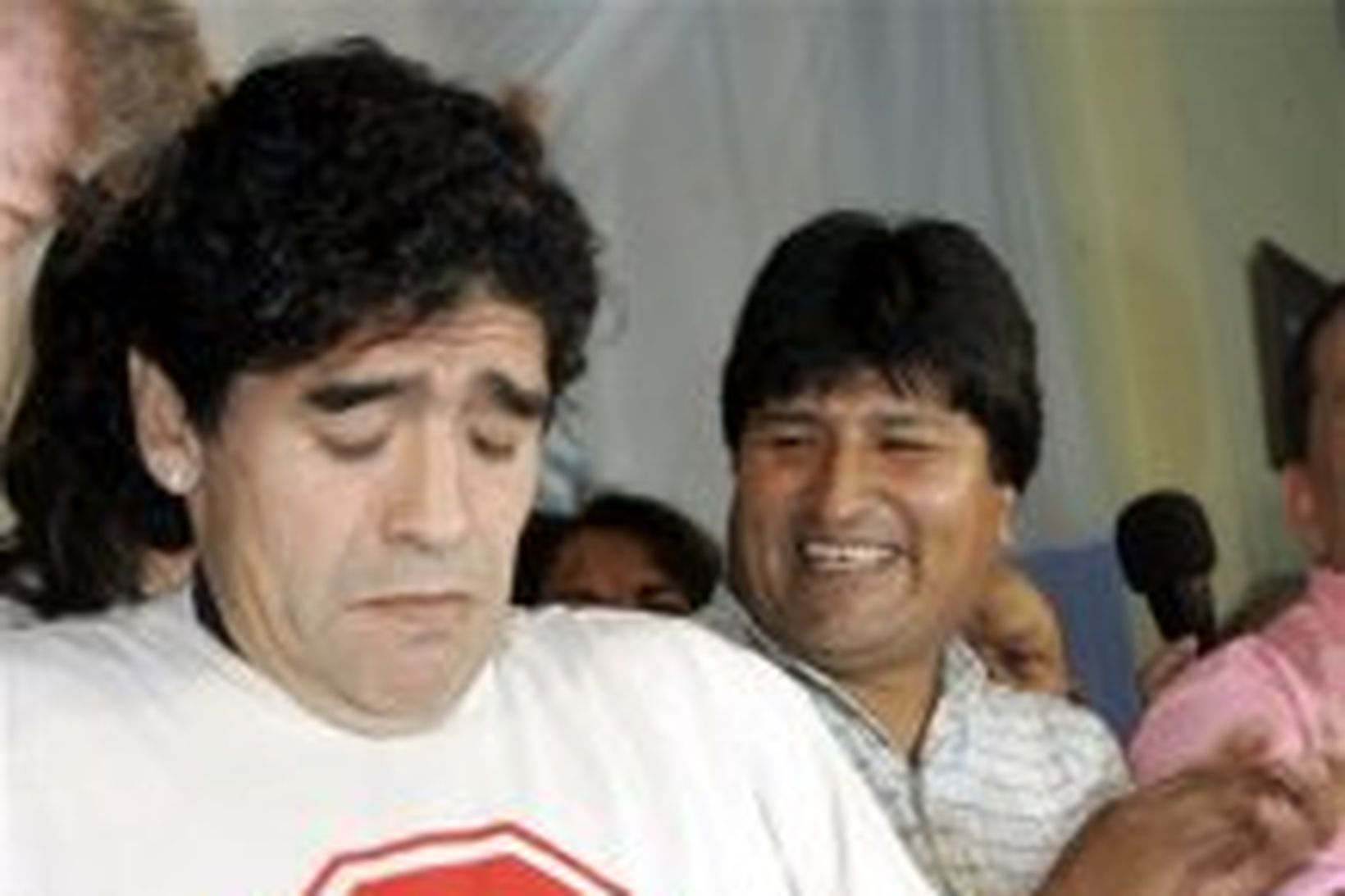 Knattspyrnugoðið Diego Maradona sýnir á blaðamannafundi bol sem á stendur …