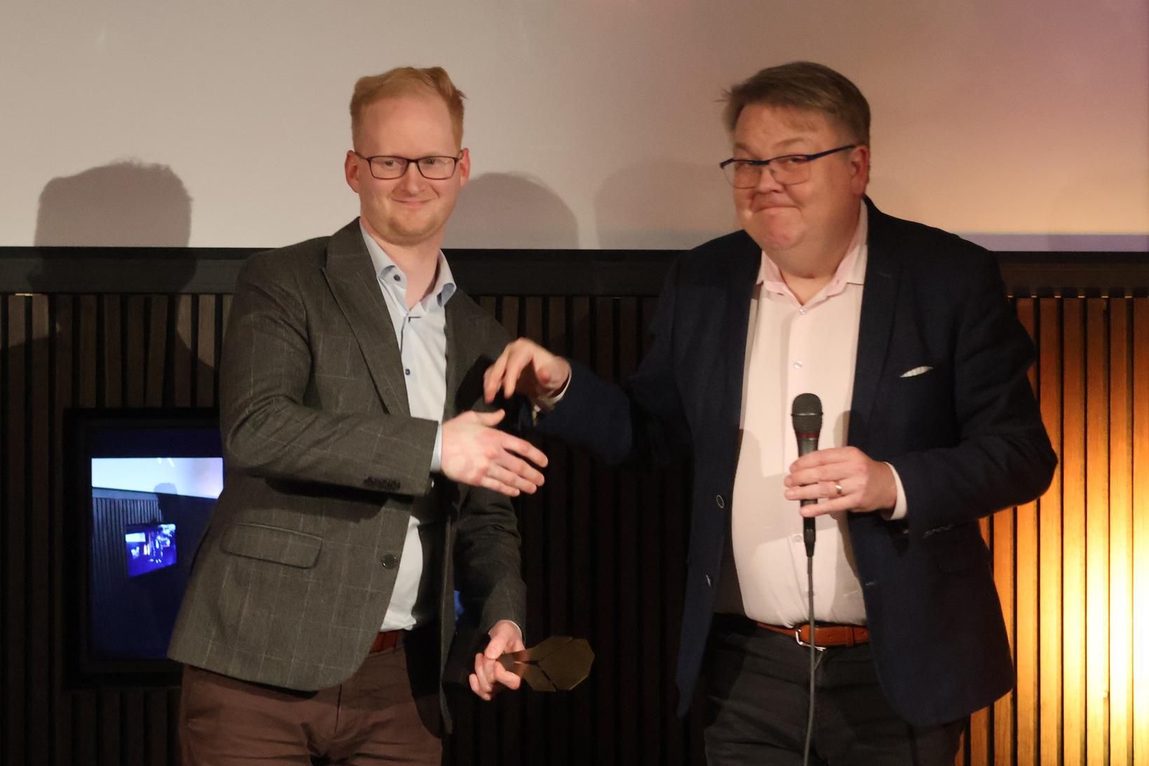 Hjörvar Steinn Grétarsson, nýr Íslandsmeistari í netskák, tók við verðlaununum …