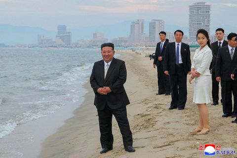 Þessi mynd var tekin á þriðjudag þegar Kim Jong-un heimsótti Wonsan Kalma ásamt dóttur sinni …