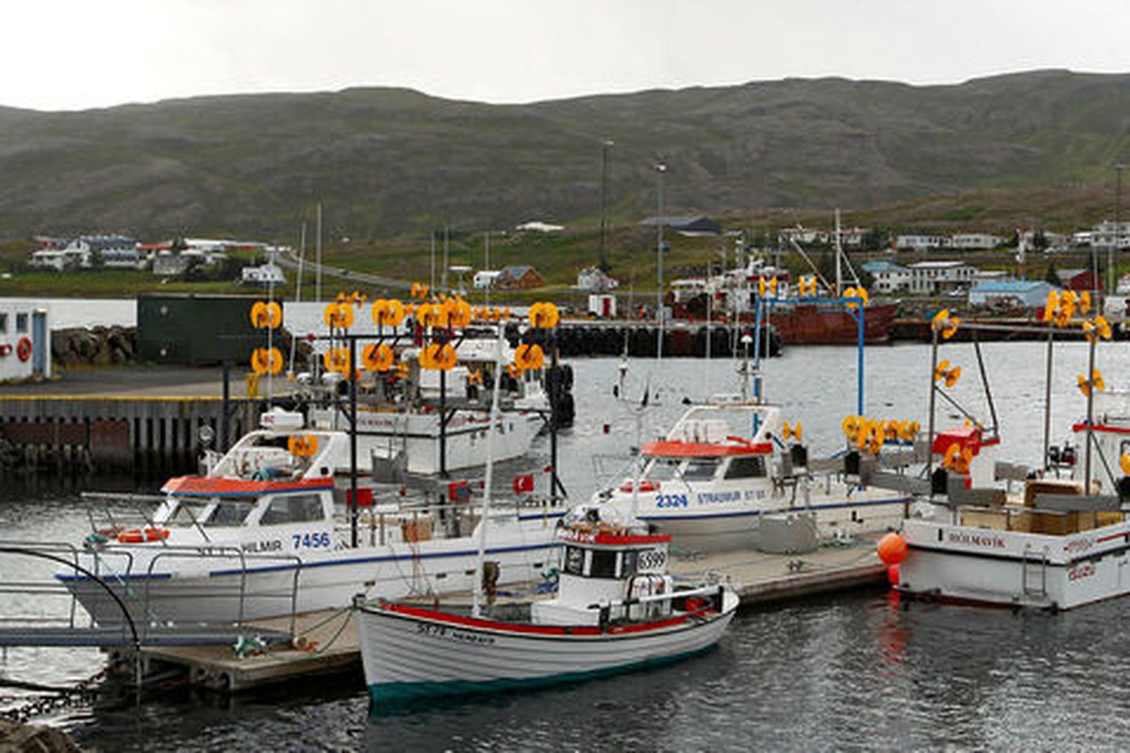 Hitnað hefur í kolunum í bæjarmálunum í Hólmavík.
