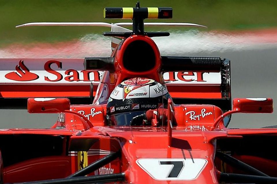 Kimi Räikkönen sækir hér á Mercedesmennina á seinni æfingunni í Barcelona í dag.