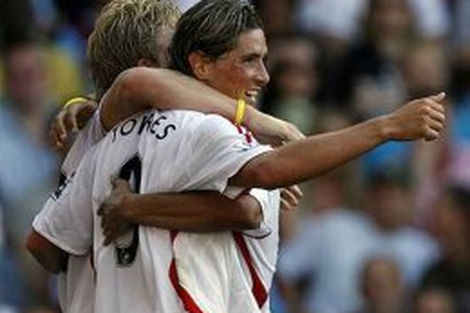 Dirk Kuyt og Fernando Torres fagna eftir að Aston Villa …