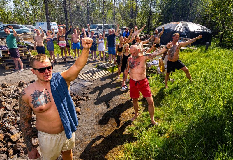 Before entering the sweat lodge, thanks are given to the directions, each of which has its own meaning. In the photo, participants face west and thank the elves and trolls for assisting them in the day&#8217;s sweat.