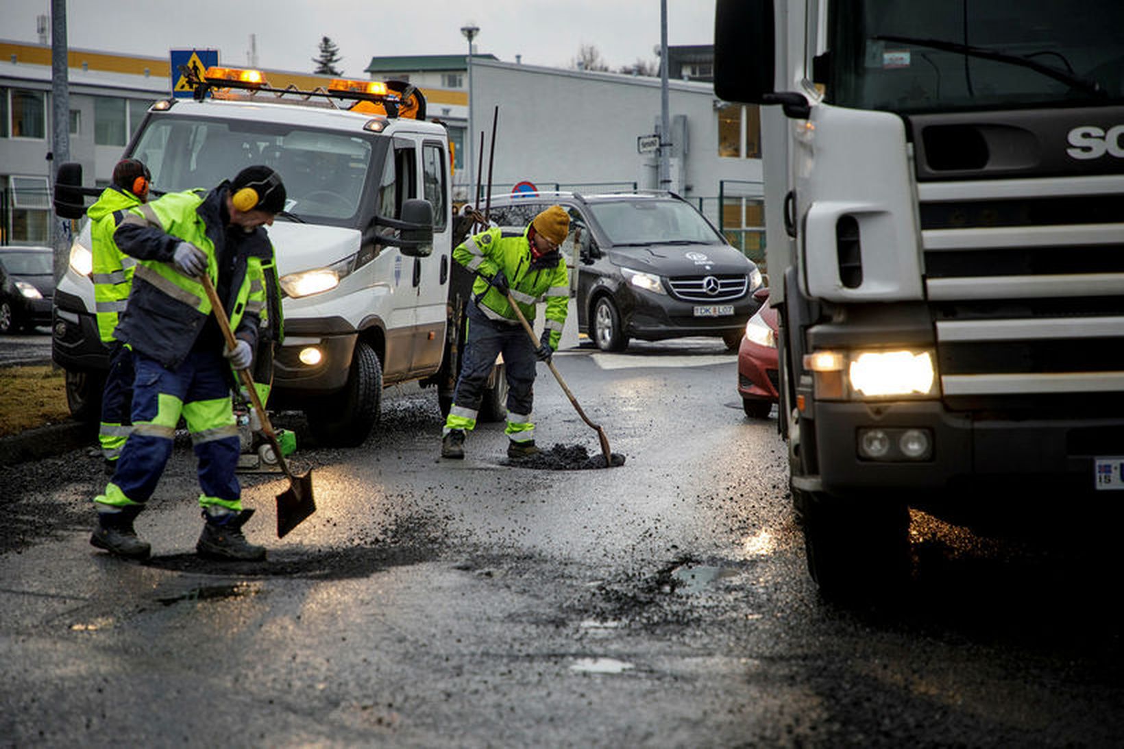 Fyllt í holur á hringtorginu á mótum Hamrahlíðar og Lönguhlíðar …