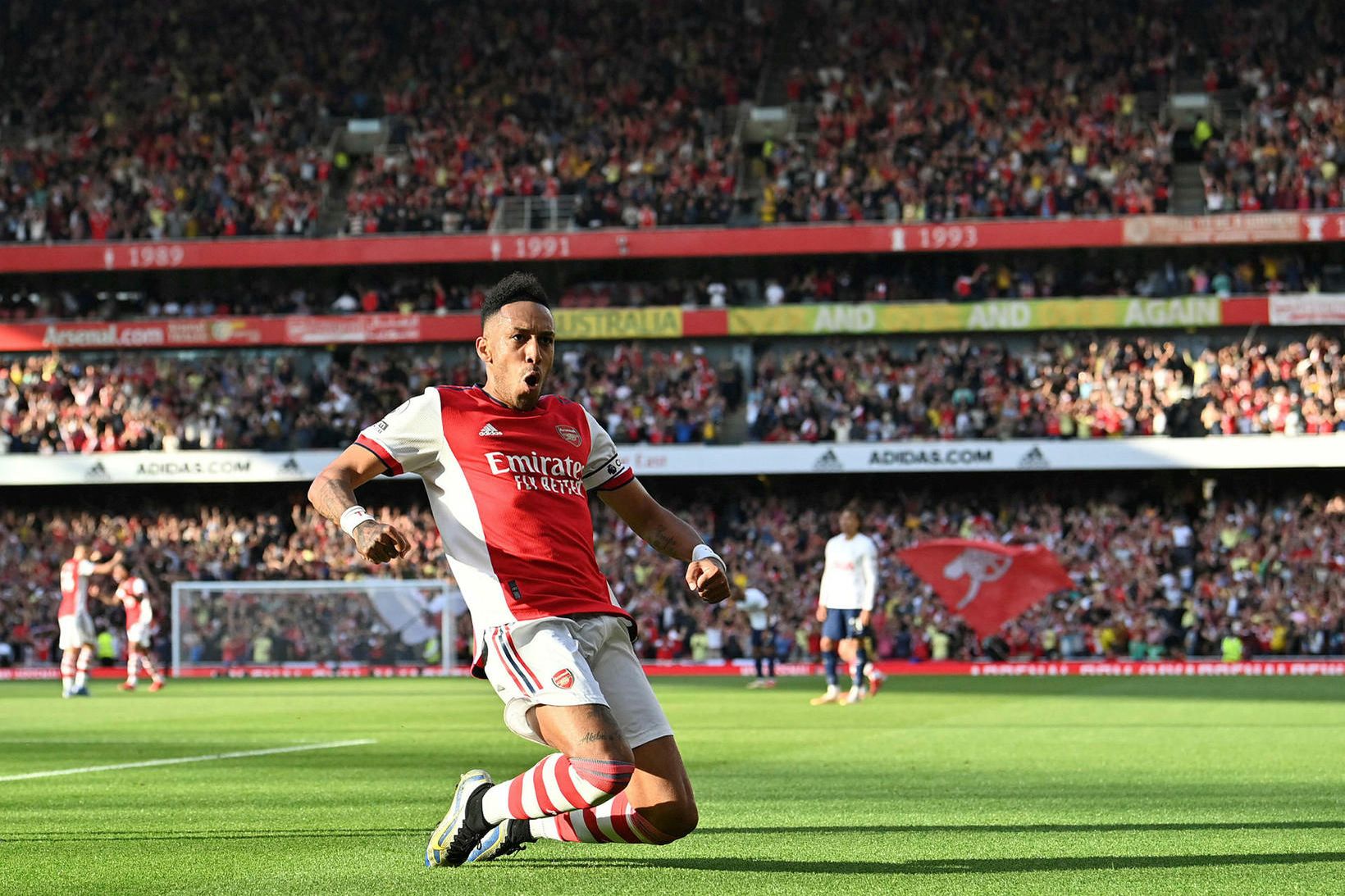 Pierre-Emerick Aubameyang fagnar öðru marki Arsenal á Emirates-vellinum í dag.