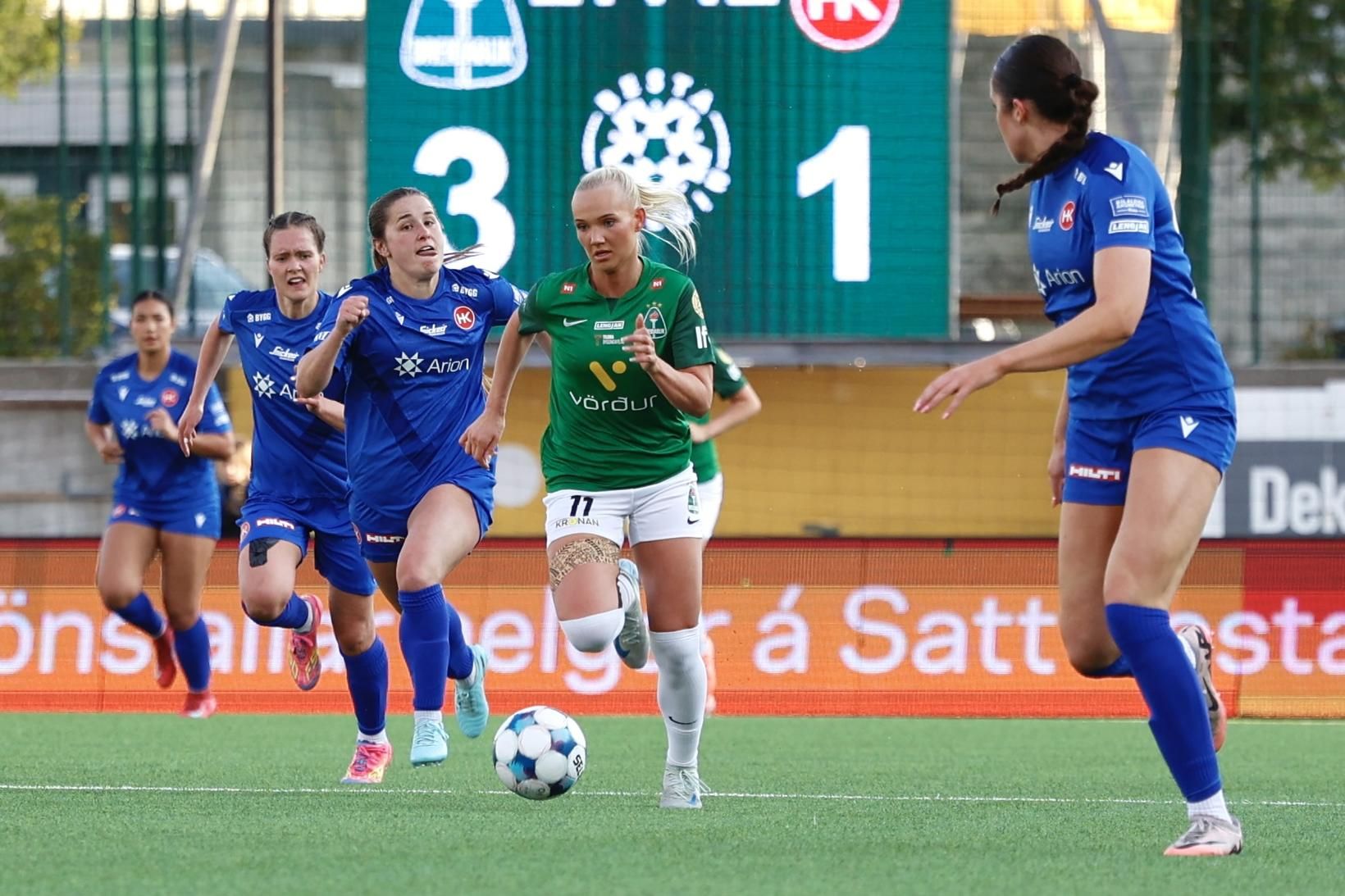 Andrea Rut Bjarnadóttir sækir að HK-ingum á Kópavogsvelli í kvöld.