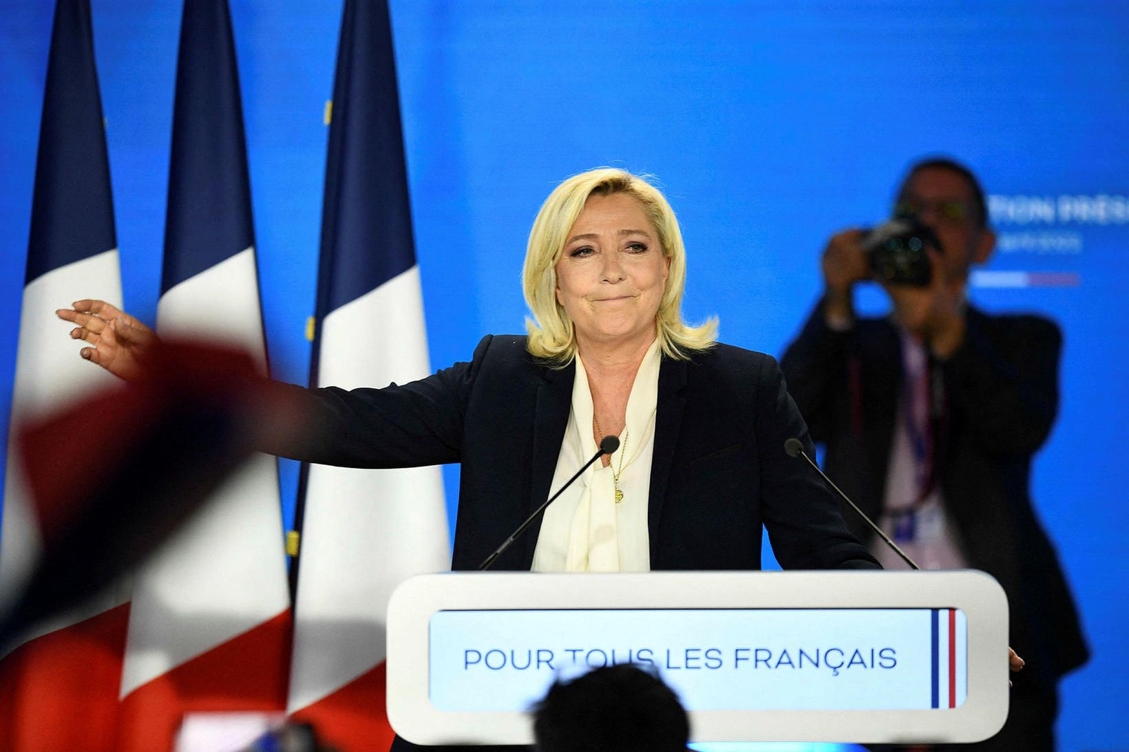 Flokkur Marine Le Pen er með algjöra yfirburði samkvæmt útgönguspám.