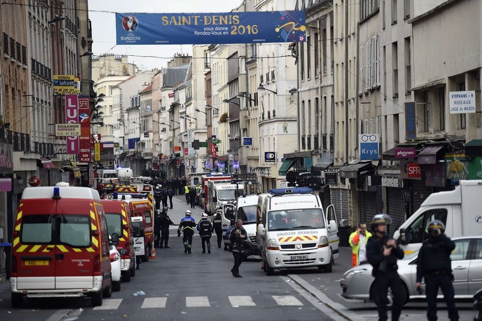 Frá aðgerðum lögreglu í Saint Denis hverfinu í morgun.