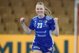 Dana Björg Guðmundsdóttir fagnar marki í leik með íslenska landsliðinu á EM 2024.