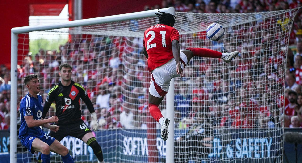 Anthony Elanga sóknarmaður Nottingham Forest með mögnuð tilþrif við mark Leicester í dag.