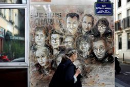 Málverk eftir Christian Guemy í París sýnir starfsmenn Charlie Hebdo sem myrtir voru í árás …