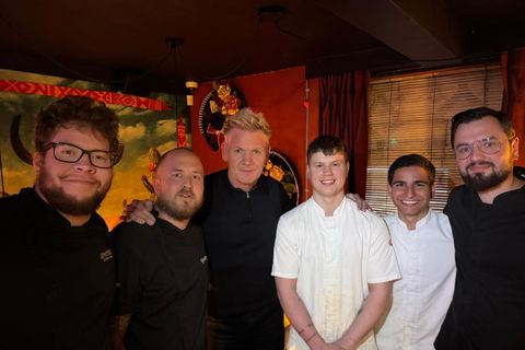 Gordon Ramsay ásamt starfsfólki Tres Locos.