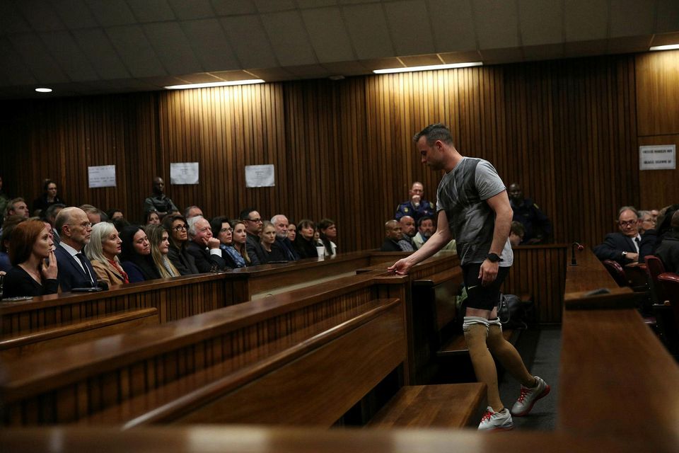 Oscar Pistorius fjarlægir gervifæturna fyrir dómarann