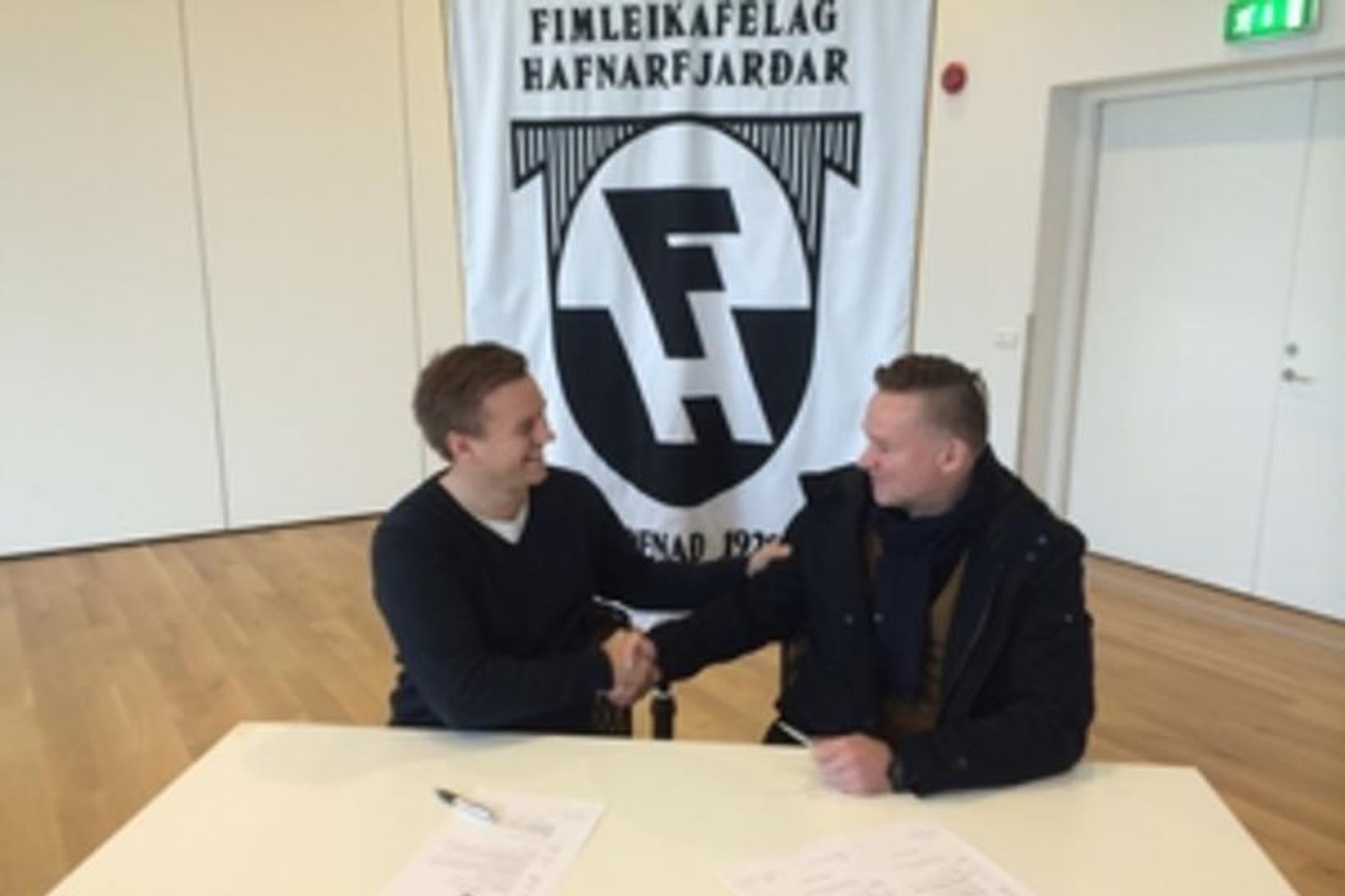 Heimir Guðjónsson og Birgir Jóhannsson framkvæmdastjóri knattspyrnudeildar FH handsala samninginn.