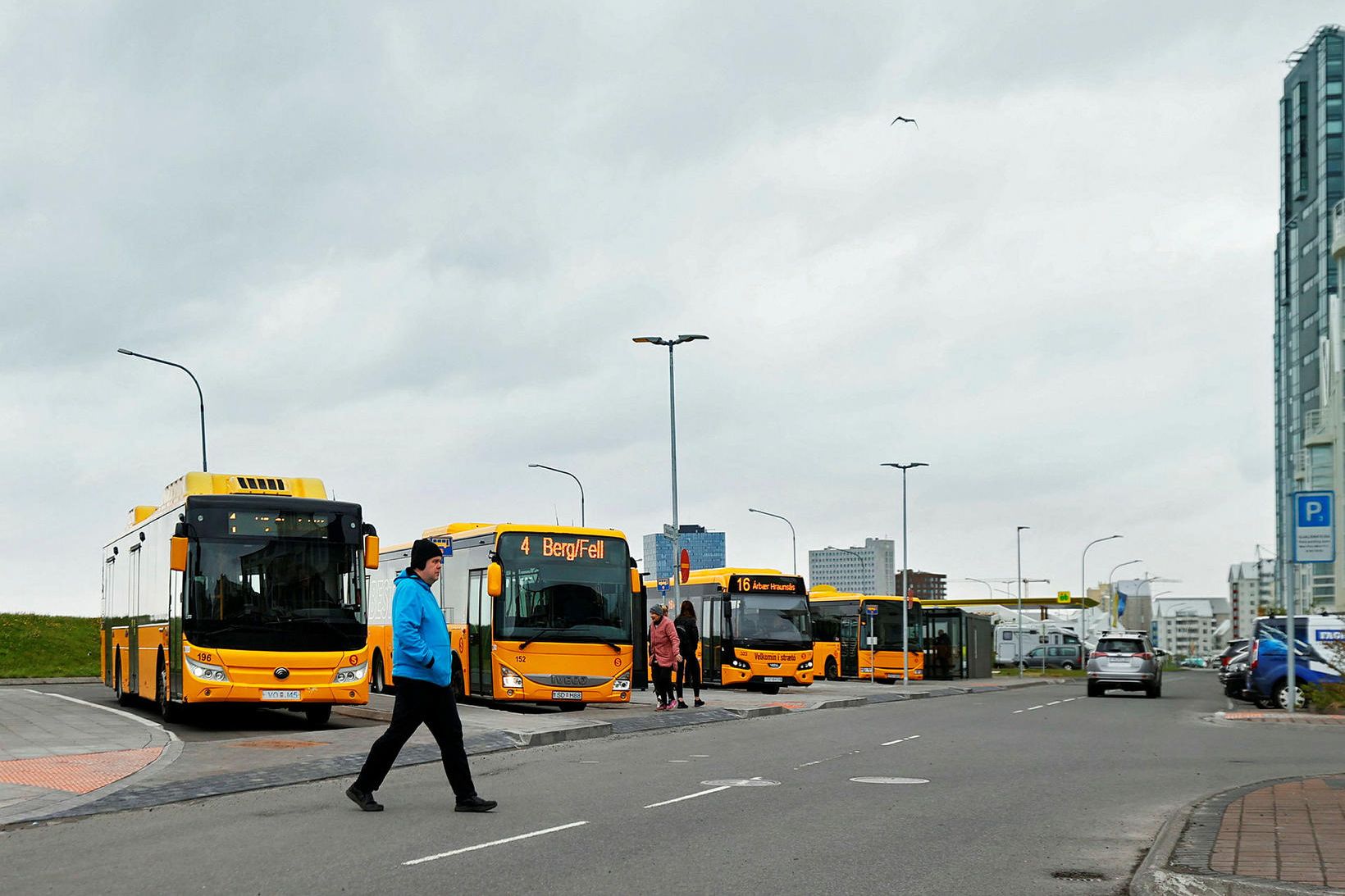 Kvartað hefur verið ítrekað yfir strætisvögnum í lausagangi á umdeildri …