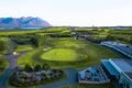 Sumarið Hótel Hamar er vinsælt meðal golfara landsins, staðsett á miðjum Hamarsvelli. Hótelstjórinn segir ekki mikið um að golfkúlur brjóti rúður.