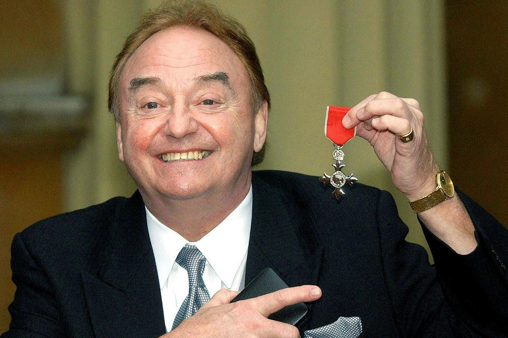 Gerry Marsden heldur á MBE-orðunni sem hann hlaut árið 2013.