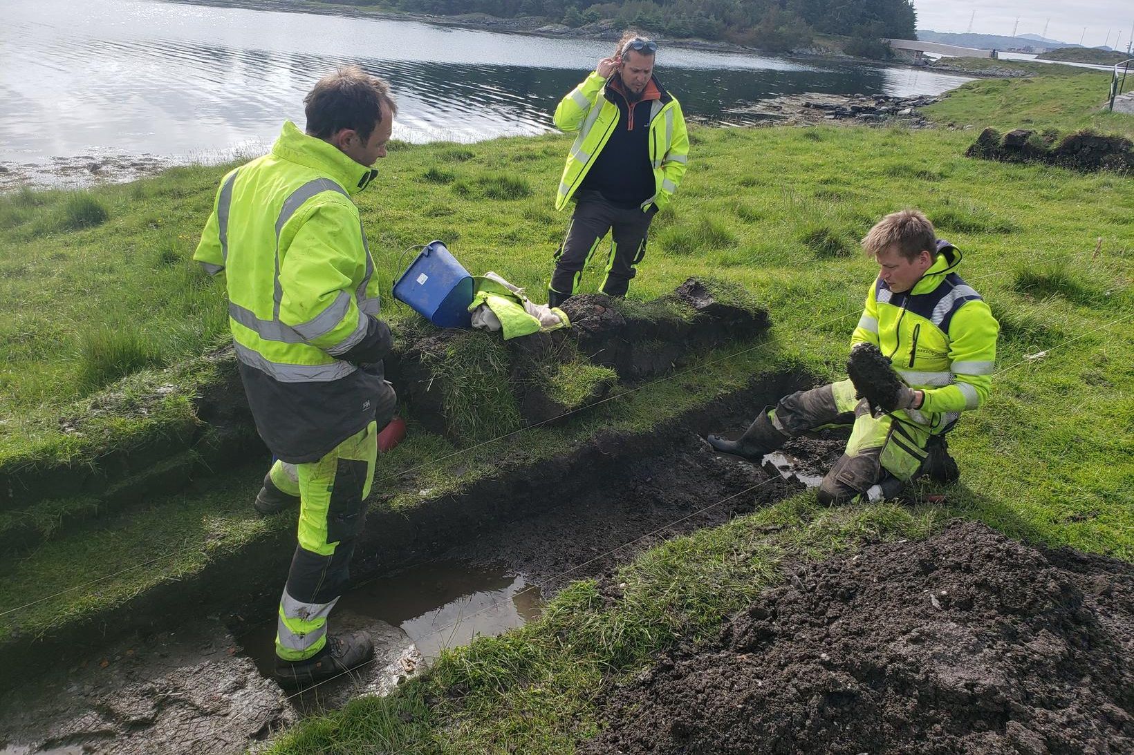 Fornleifafræðingarnir Theo G. Bell, Massimiliano Ditta og Kristoffer Hillesland við …