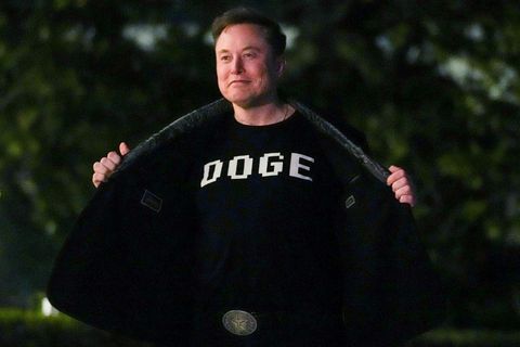 Elon Musk í DOGE bol fyrir utan Hvíta húsið í mars.