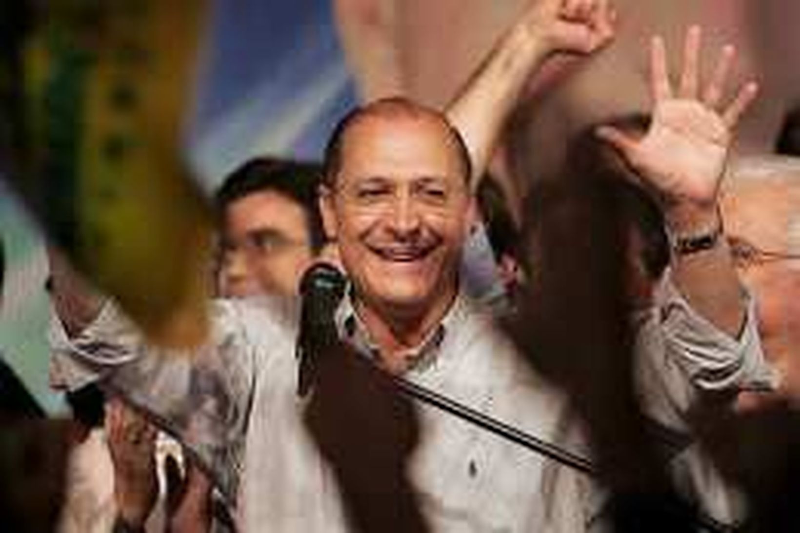 Geraldo Alckmin fagnar árangri sínum í nótt.