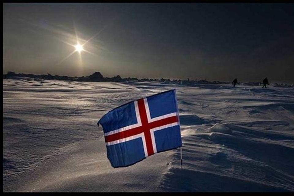 Íslenski fáninn á Norðurpólnum.