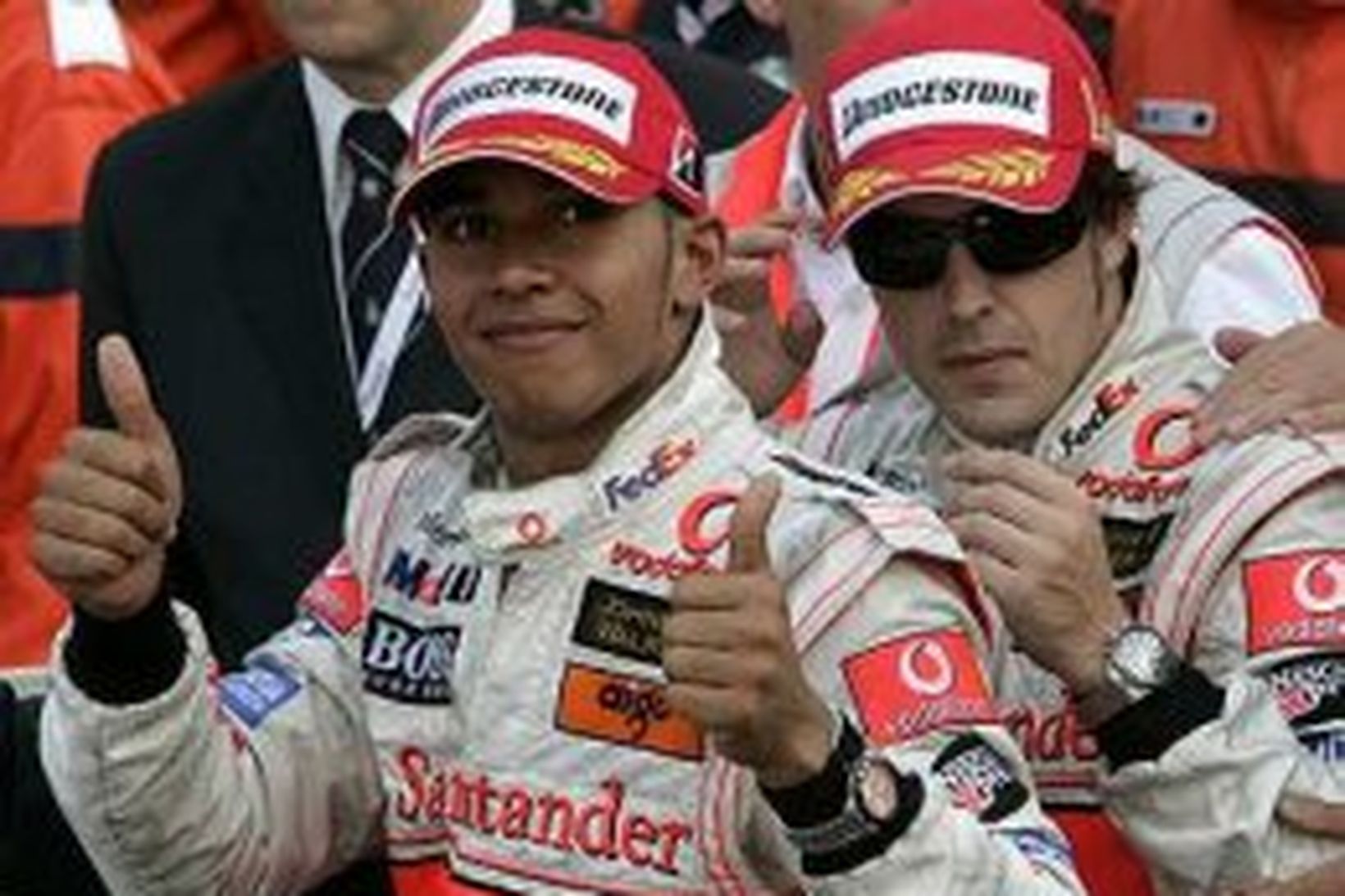 Fernando Alonso og Lewis Hamilton fagna árangrinum í Mónakó.