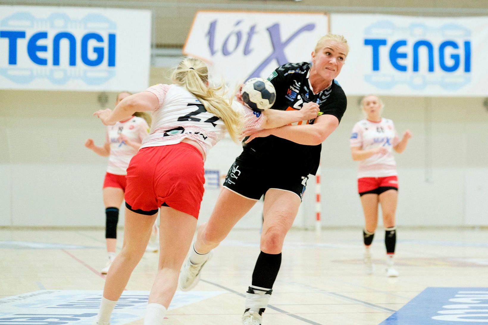 Sunna Jónsdóttir, fyrirliði ÍBV, brýst í gegn í leik liðanna …