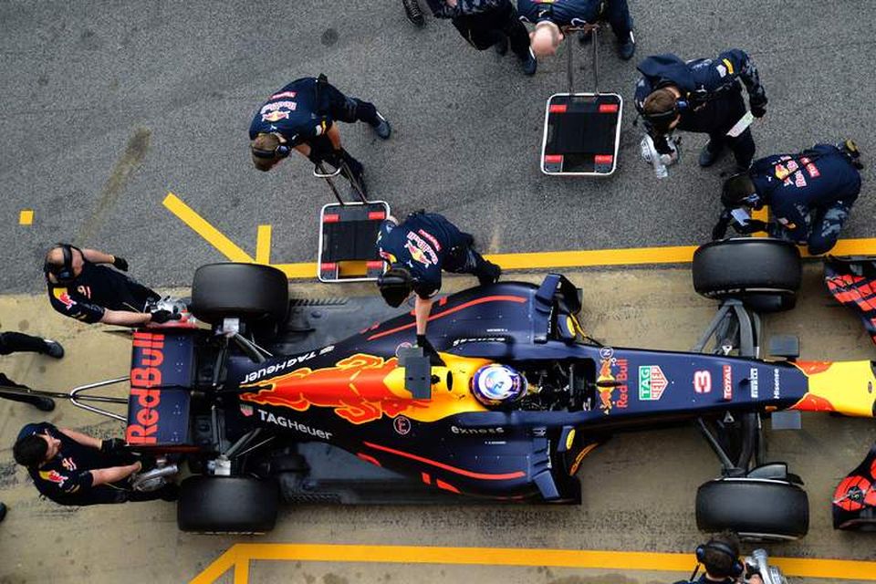 Vélvirkjar Red Bull vinna í bíl Daniels Ricciardo milli aksturslota í Barcelona í dag.