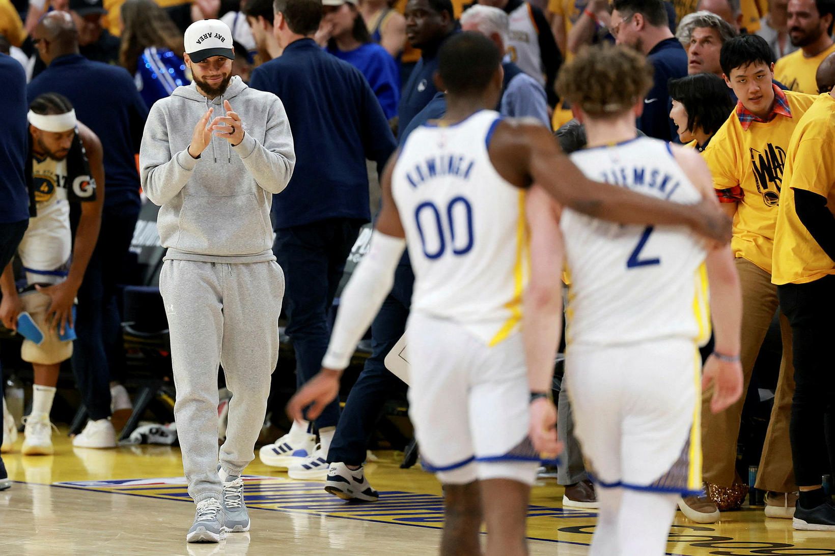 Steph Curry fylgist með liðsfélögum sínu af hliðarlínunni.