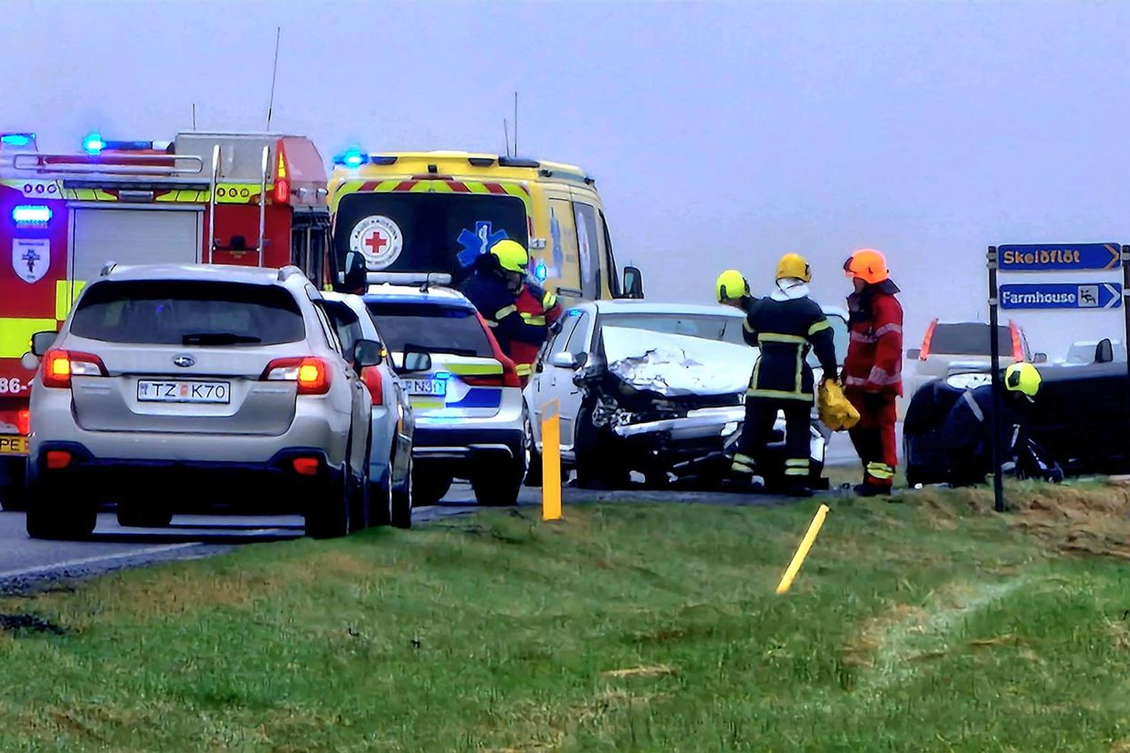 Þrír voru í bílunum tveimur en meiðsli voru minniháttar.