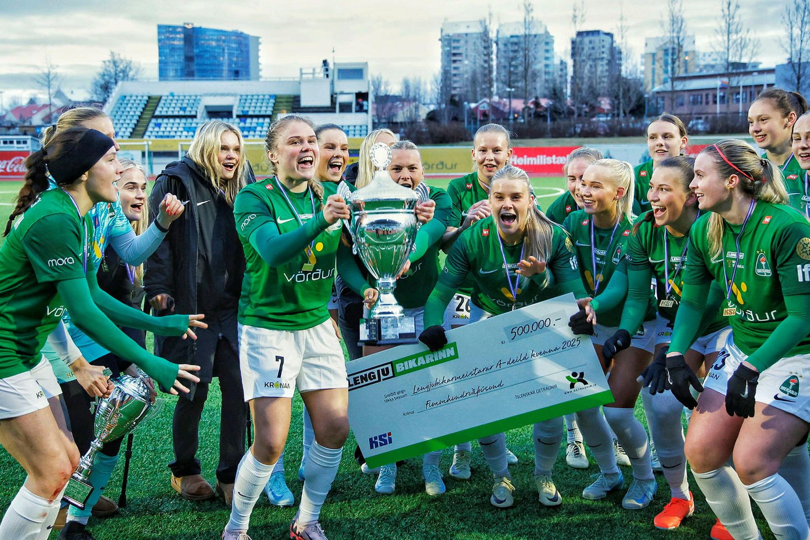 Agla María Albertsdóttir er komin með fyrirliðabandið hjá Breiðabliki.