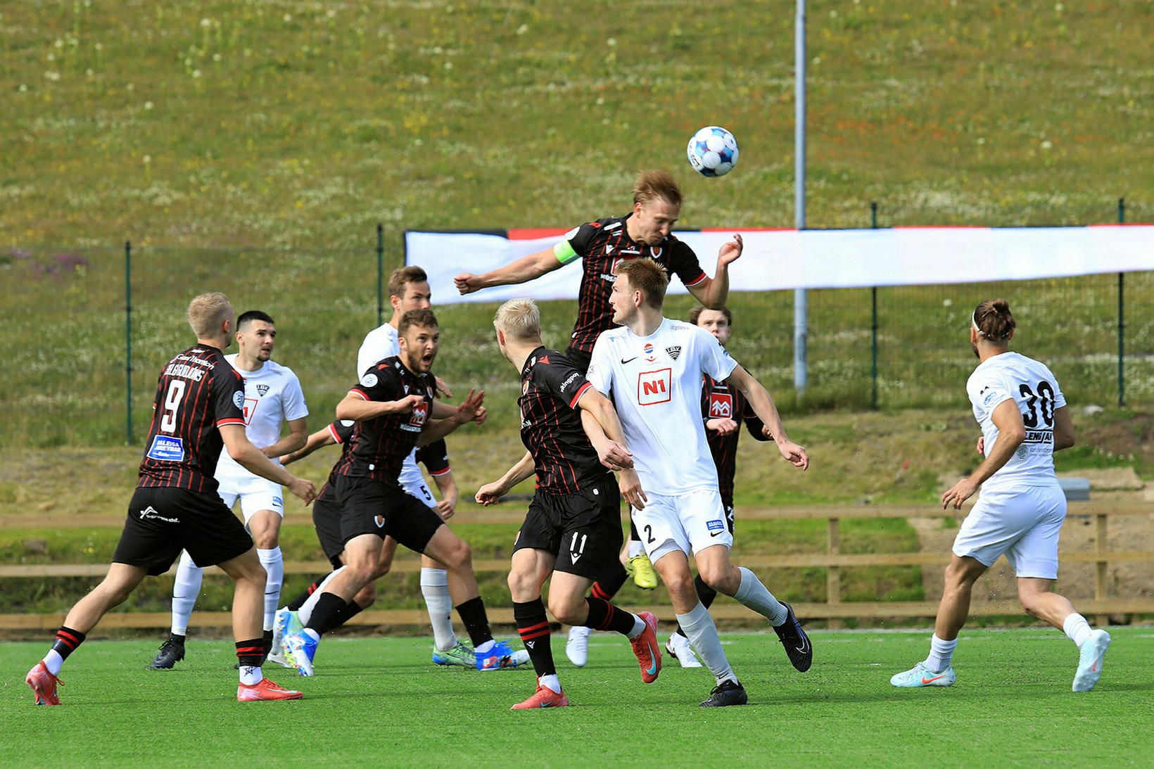 Oliver Ekroth að skalla boltann í leiknum.