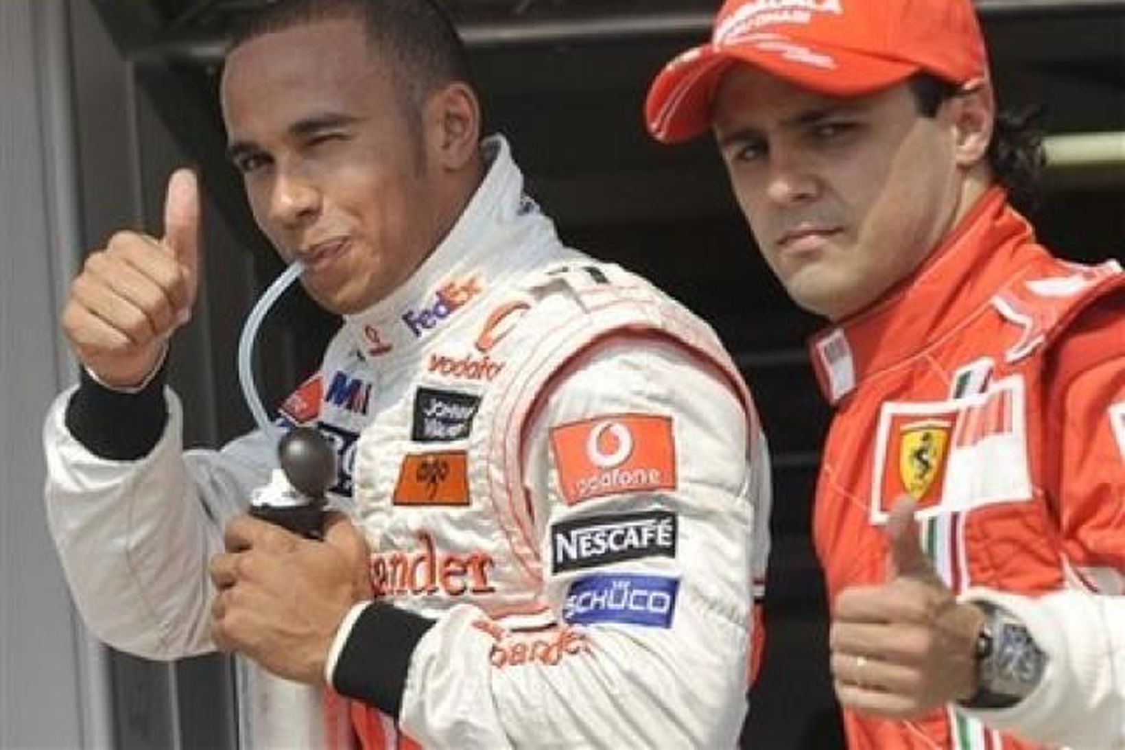 Hamilton vann lotu í rimmunni gegn Massa (t.h.) í tímatökunum …