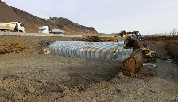 Grjót og leðja á veginum við Kjalarnes