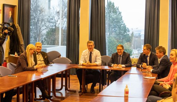 Flokks­stofn­an­ir funda um stjórnarsáttmálann
