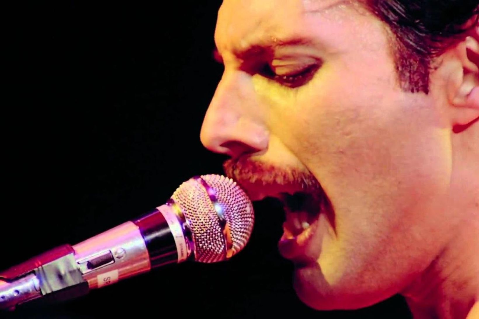 Freddie Mercury, söngvari Queen, flytur lagið fræga Bohemian Rhapsody.