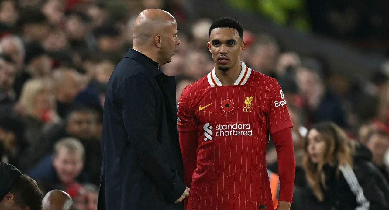 Trent Alexander-Arnold eftir að hann fór af velli á laugardagskvöld.