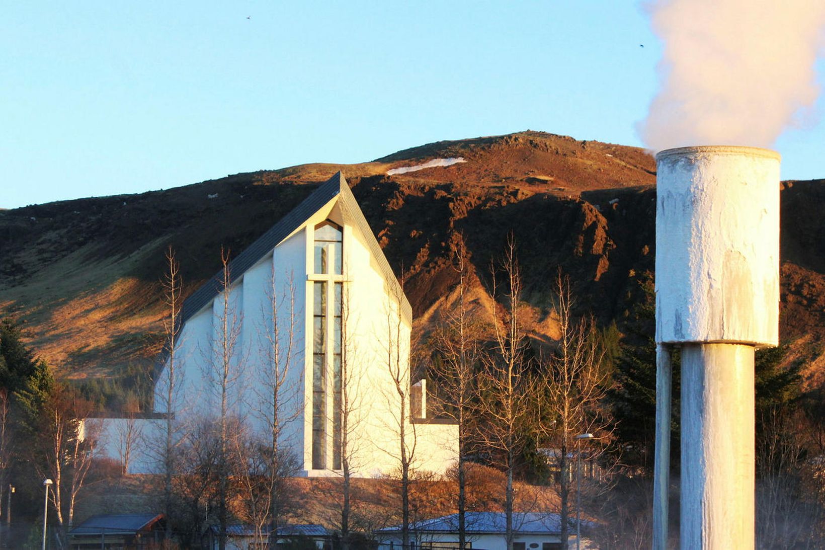 Hveragerðiskirkja í kuldanum í vikunni.