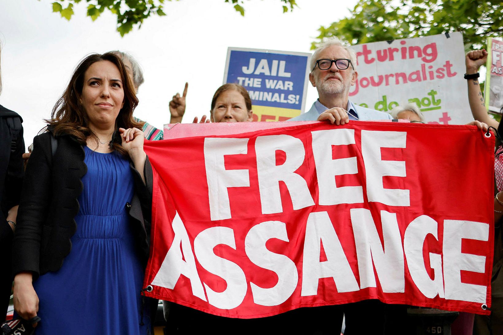 Stella Moris, lögfræðingur og unnusta Julian Assange, og Jeremy Corbyn, …