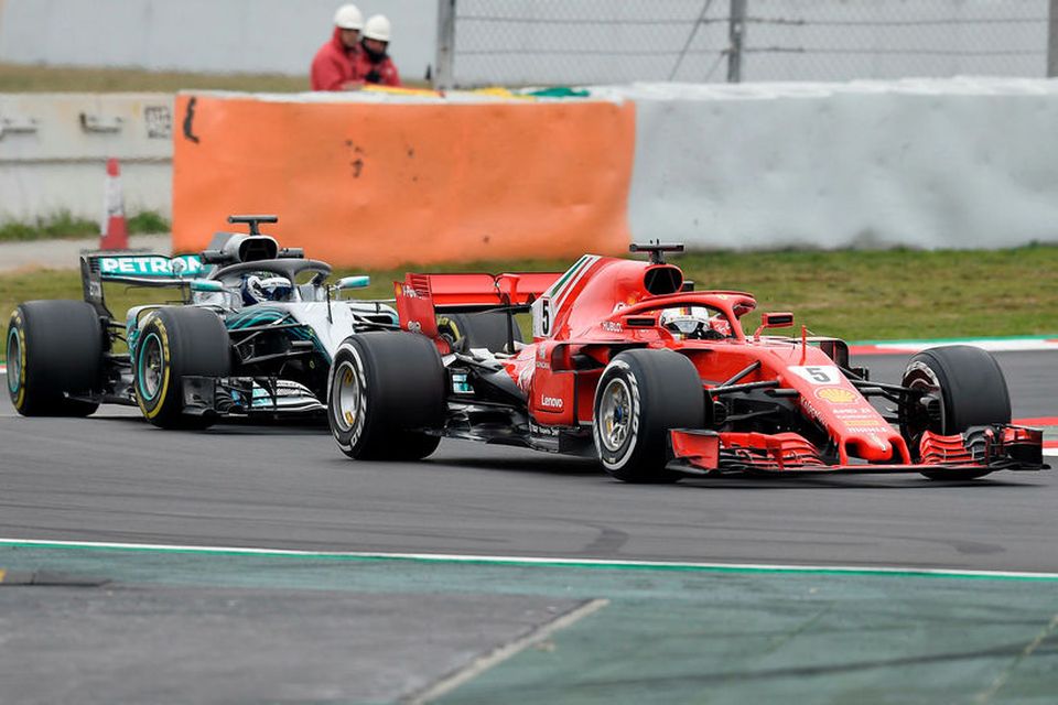 Sebastian Vettel er hér á undan Valtteri Bottas í Barcelona í dag.