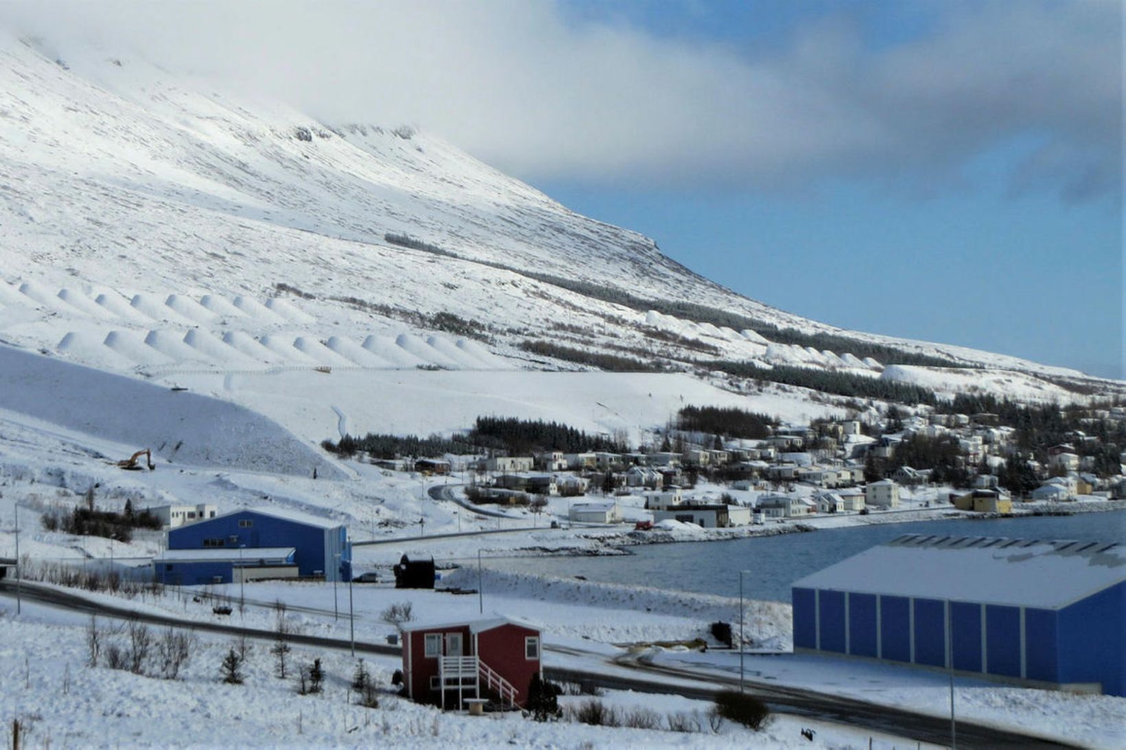 Neyðarstigi almannavarna hefur verið lýst yfir í Neskaupstað.