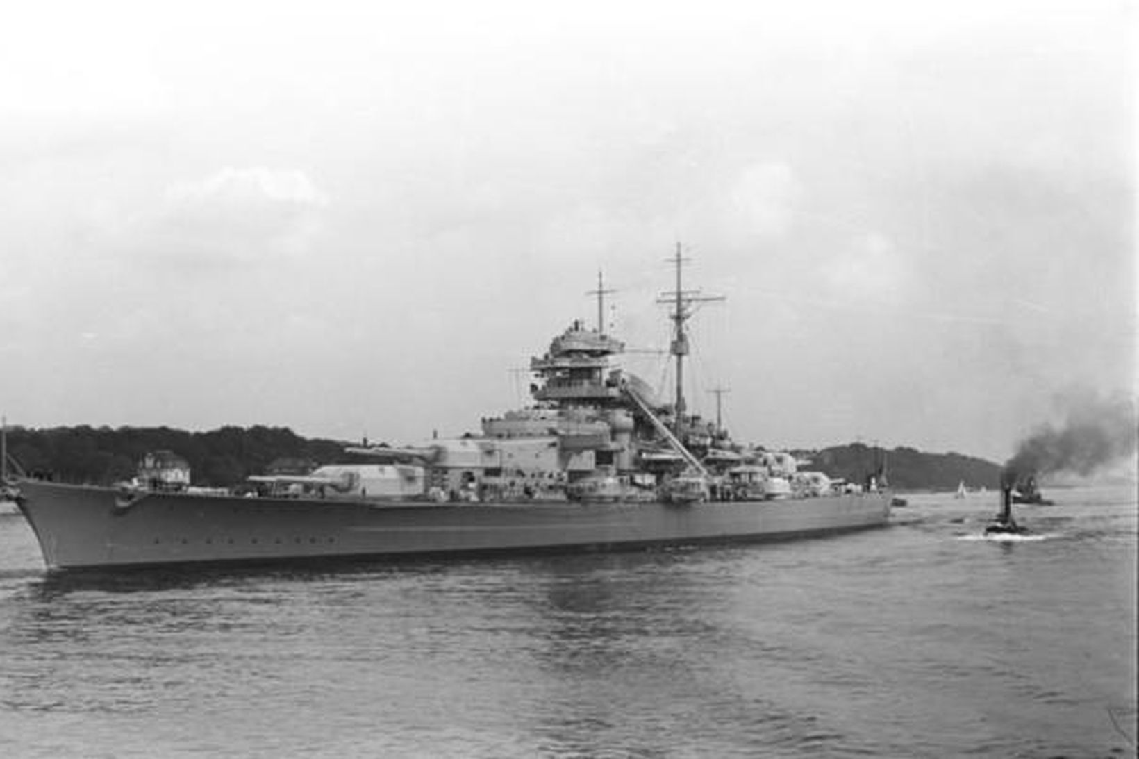 Orrustuskipið Bismarck á siglingu.