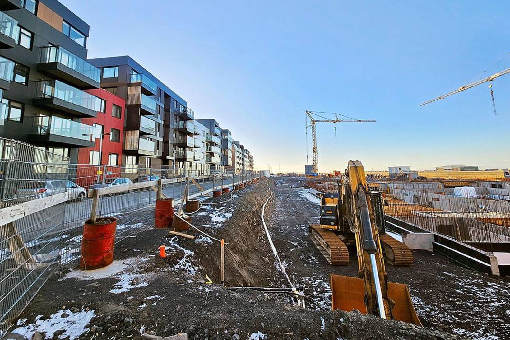 Verið er að byggja á G-reit í forgrunni en I-reitur …