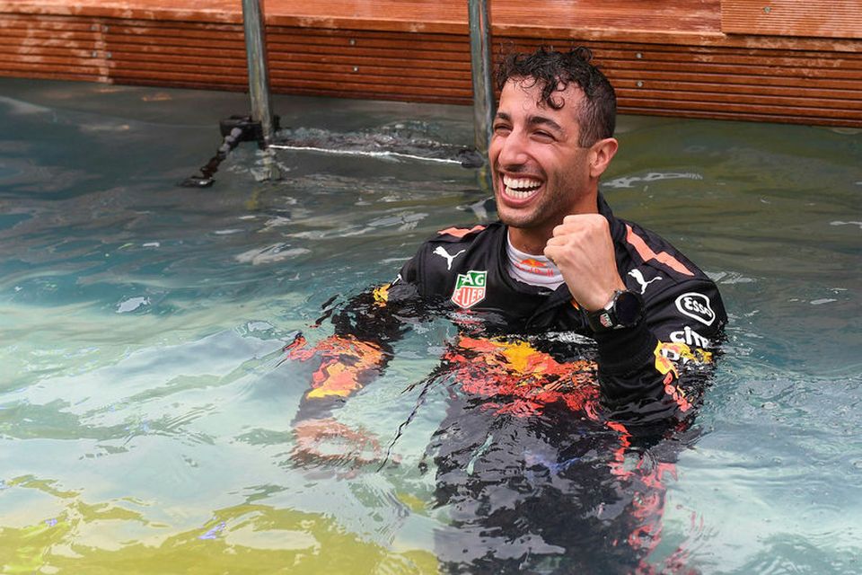 Daniel Ricciardo fagnaði sigrinum í Mónakó meðal annars með því að stökkva út í sundlaug …