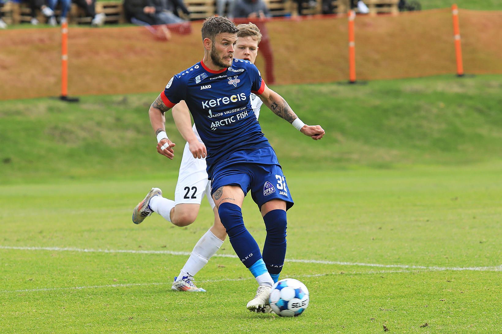 Eiður Aron Sigurbjörnsson úr Vestra með boltann. Oliver Heiðarsson eltir.