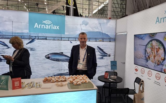 Björn Hembre, forstjóri Arnarlax, í básnum á sjávarútvegssýningunni.